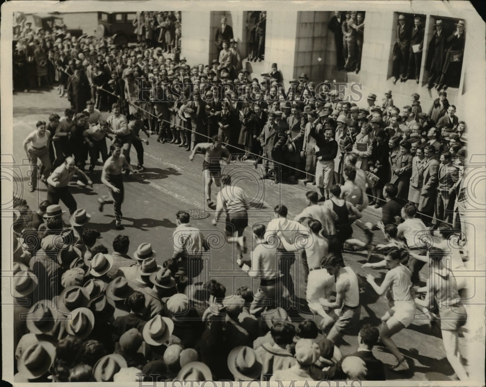 1930 Press Photo Philadelphia Pa Freosh & Sophs of Temple Univ in flour fight