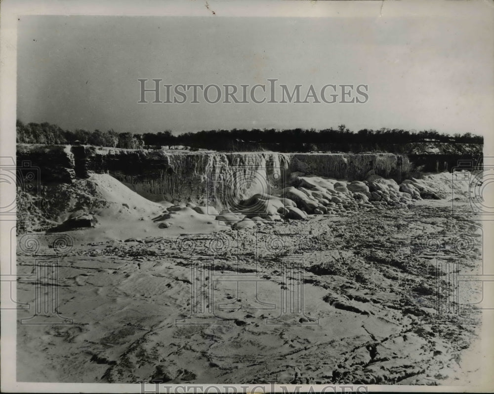 1936 Press Photo Niagara Falls frozen in ice in below zero temps