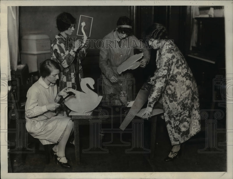Load image into Gallery viewer, 1929 Press Photo Helen Moser, Medalyn Thompson, Dorothea Tommey, Temple Univ.
