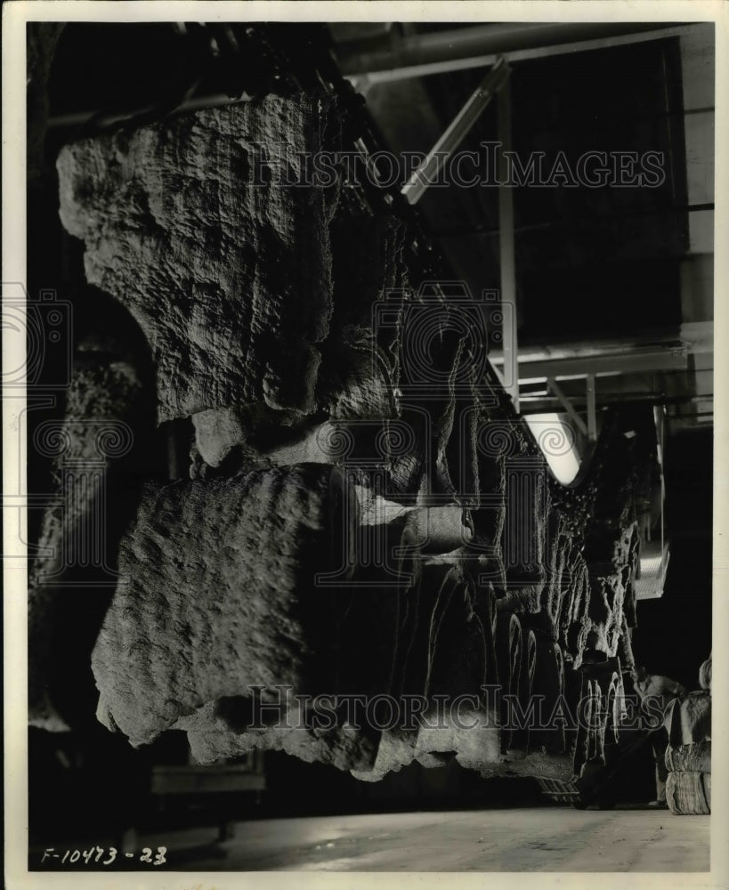 1941 Press Photo Rubber Being Manufactured In Factory Plant