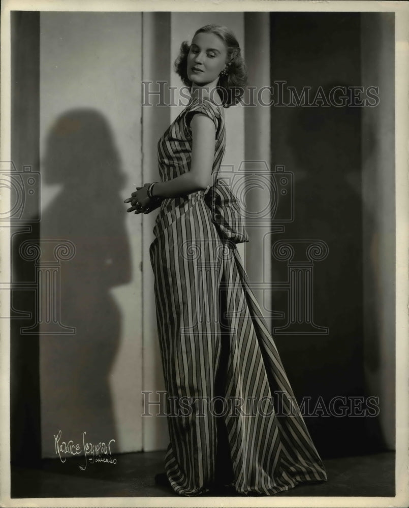 1947 Press Photo Reggie Simpson with her favorite gown