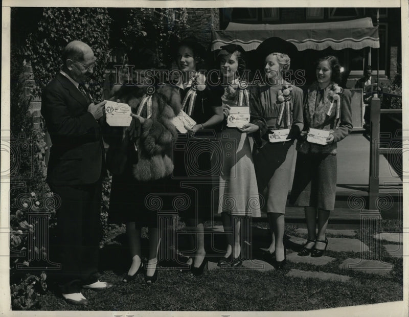 Load image into Gallery viewer, Press Photo Beauties at Atlantic City for the title of Ms. American 1938
