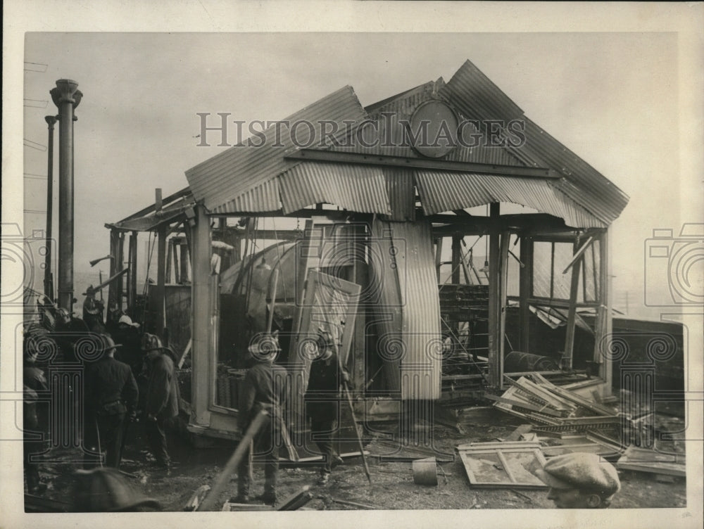1923 Press Photo Fired by spark exploded at the Chemical Comp. Plant in Chicago