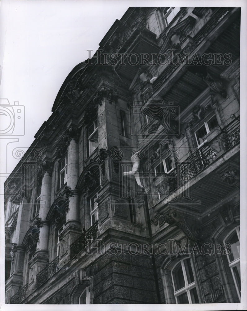 1951 Press Photo Publicity Stunt Max Tullen from ledge to cornice to balcony