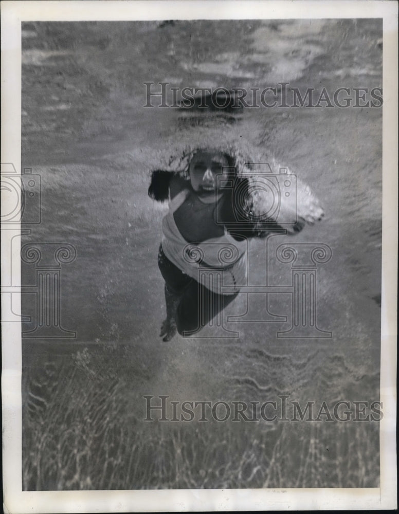 1944 Press Photo The Bathing beauty at the pool of the Townhouse in los Angeles