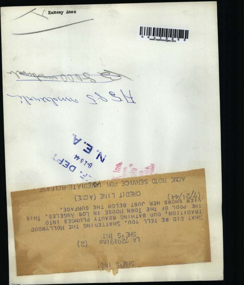 1944 Press Photo The Bathing beauty at the pool of the Townhouse in los Angeles