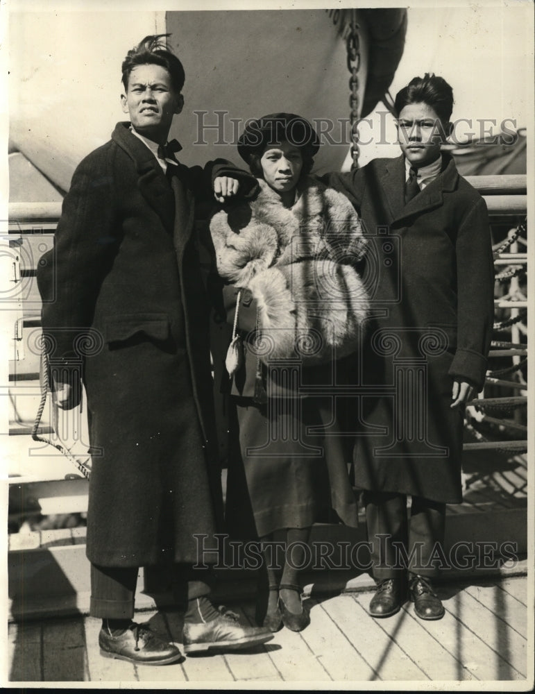 Load image into Gallery viewer, 1923 Press Photo The Sandhividyabadhana family arriving in San Francisco
