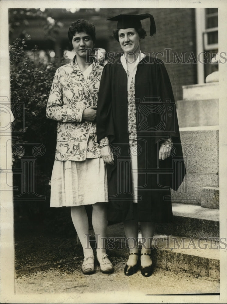 1928 Press Photo Radcliffe College Ruth Bond, Harriet Leonard, Students