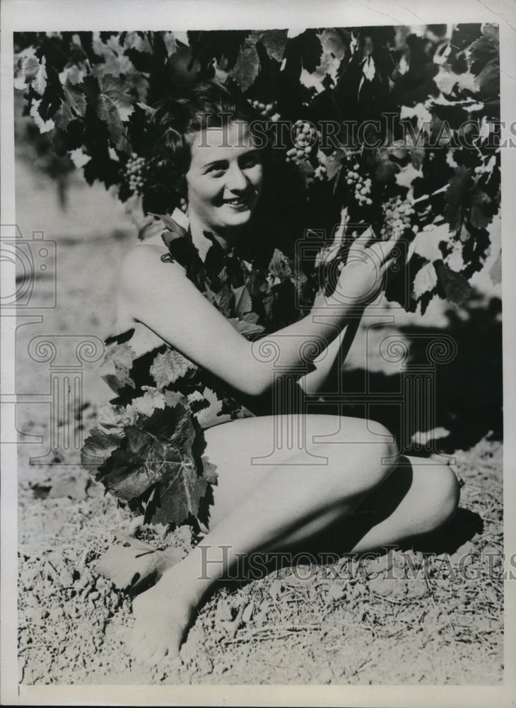 1935 Press Photo Lena Caselli prepares for the annual vintage festival