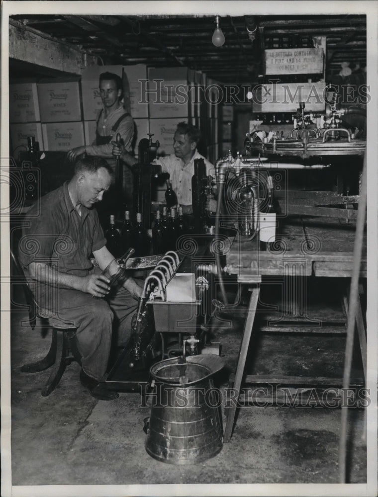 1933 Press Photo Deweys Restaurant to Sell Retail Wine and Liquor in New York
