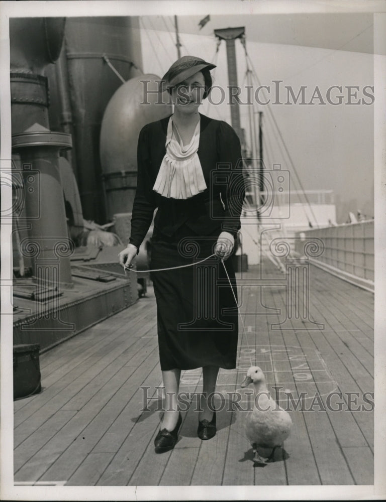 1935 Press Photo Margaret Green with Paddy a Duck arriving on S.S. President