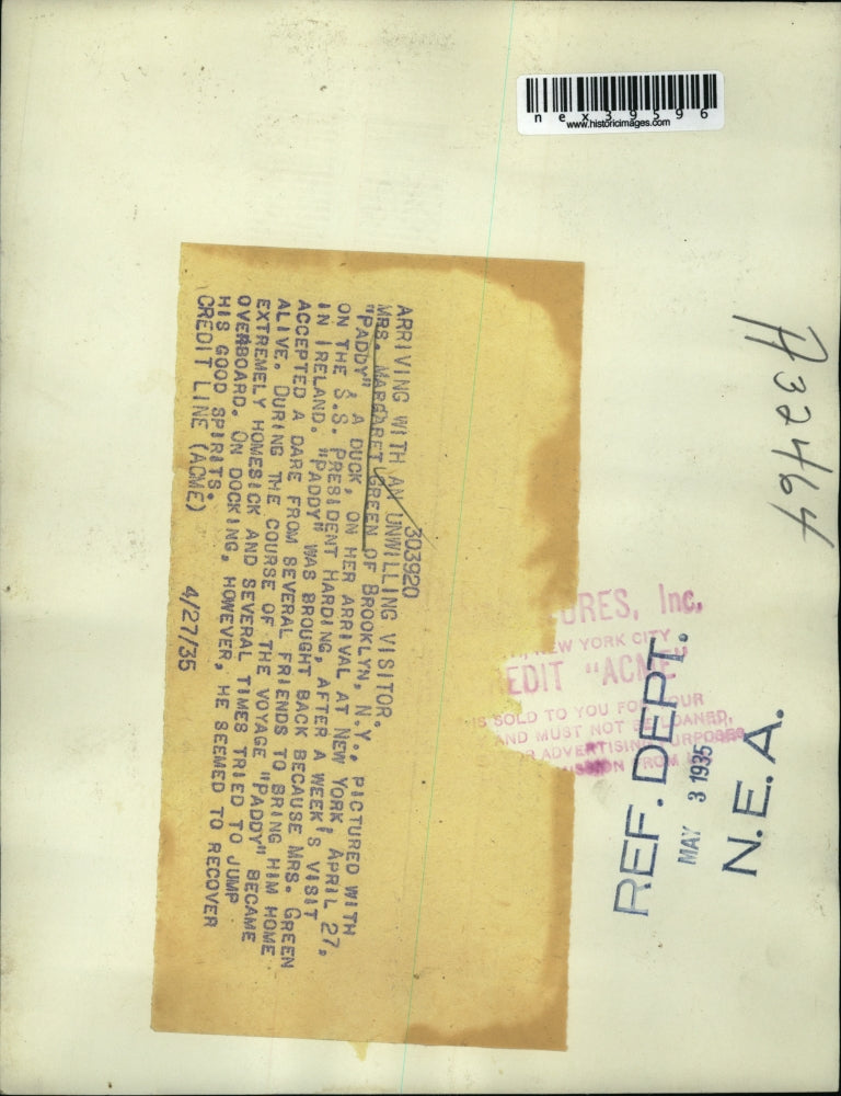 1935 Press Photo Margaret Green with Paddy a Duck arriving on S.S. President