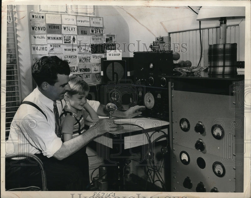 Load image into Gallery viewer, 1948 Press Photo William Hayes of Hollis with son Willie at 4 years old
