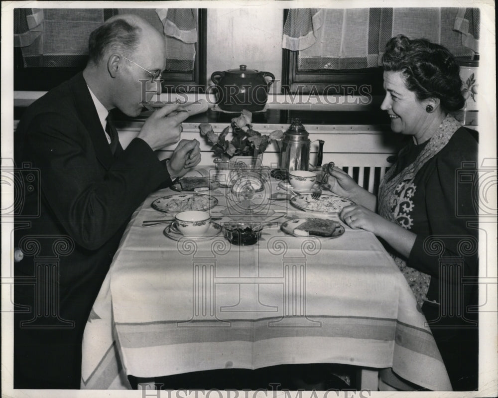1944 Press Photo Mixed powdered eggs, No to Sunny side up.