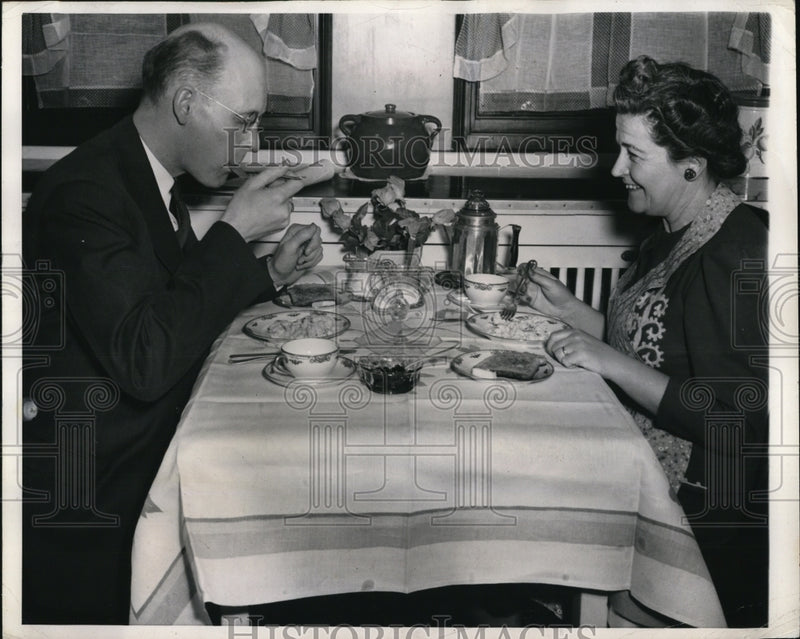 Load image into Gallery viewer, 1944 Press Photo Mixed powdered eggs, No to Sunny side up.
