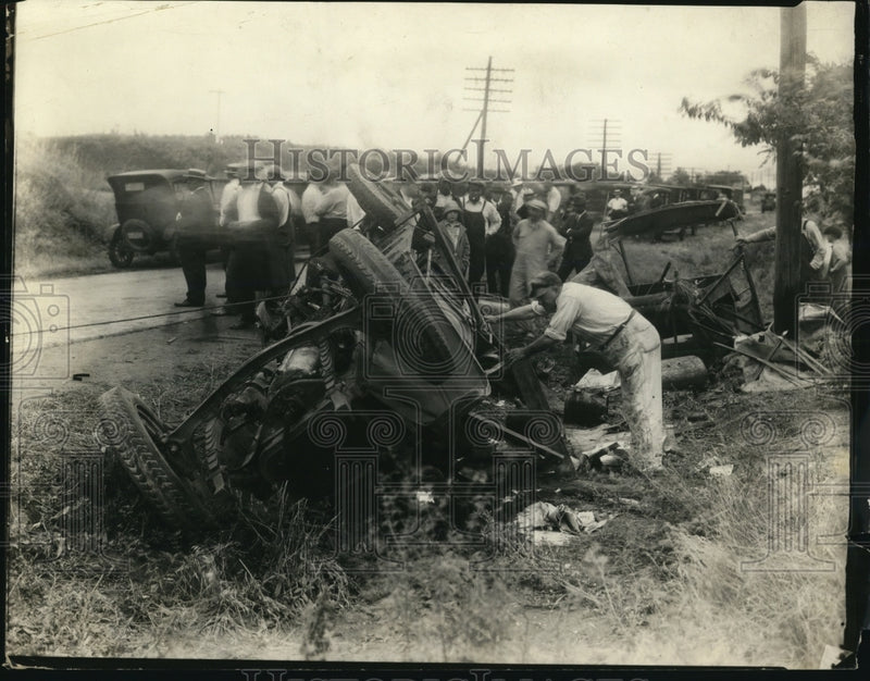Load image into Gallery viewer, 1926 Press Photo Auto Wreck kills 2 and injures 4
