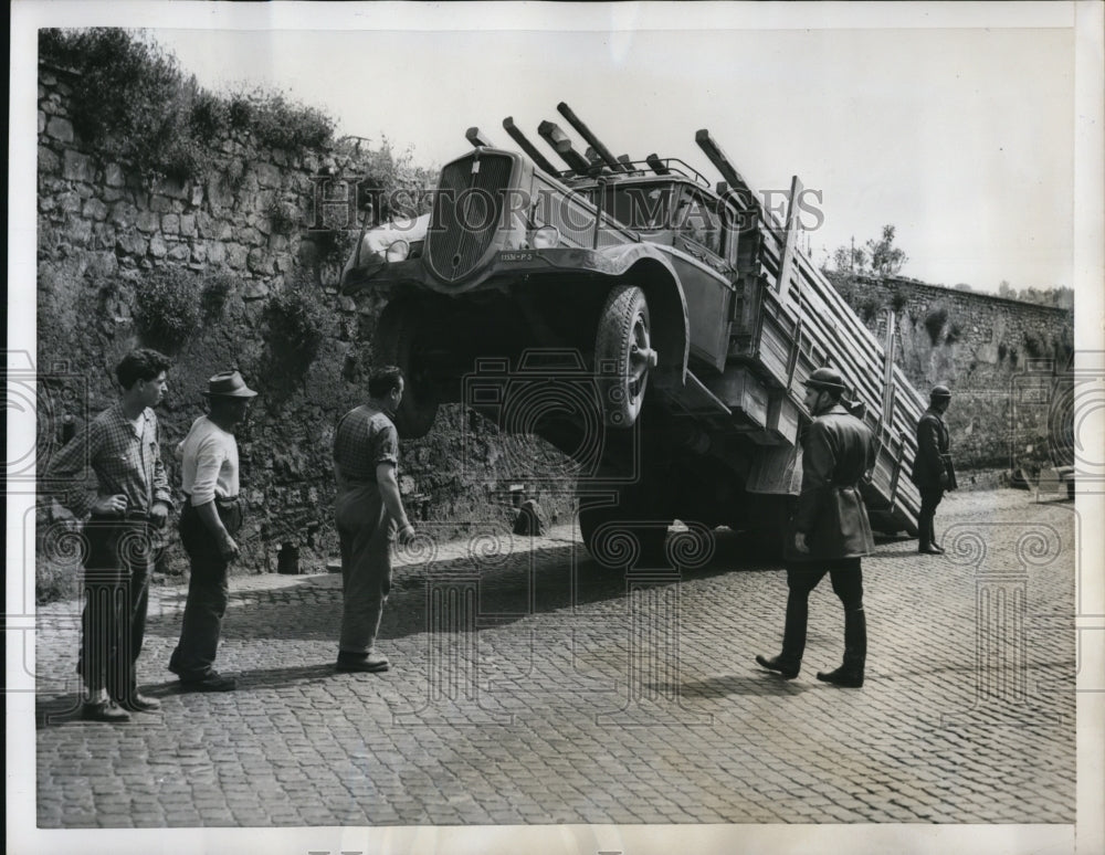 1954 Press Photo Heavy Load slipped back up ended truck at Rome Italy