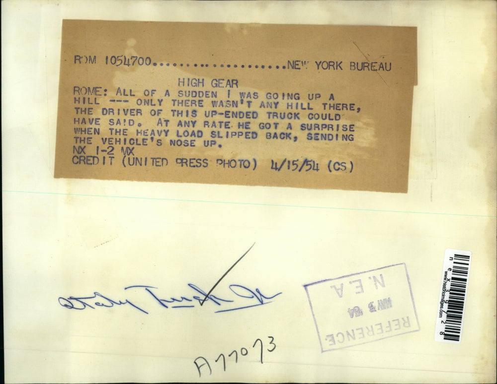 1954 Press Photo Heavy Load slipped back up ended truck at Rome Italy