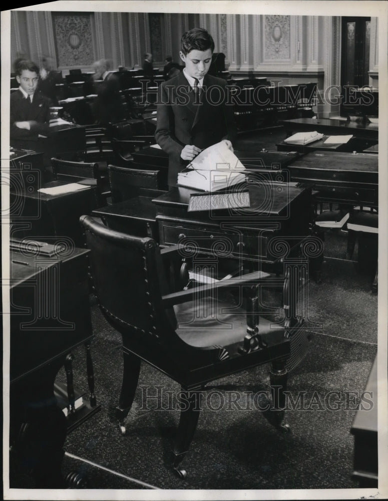 1940 Press Photo Arthur Haight, binds congressional records of Sen Borah