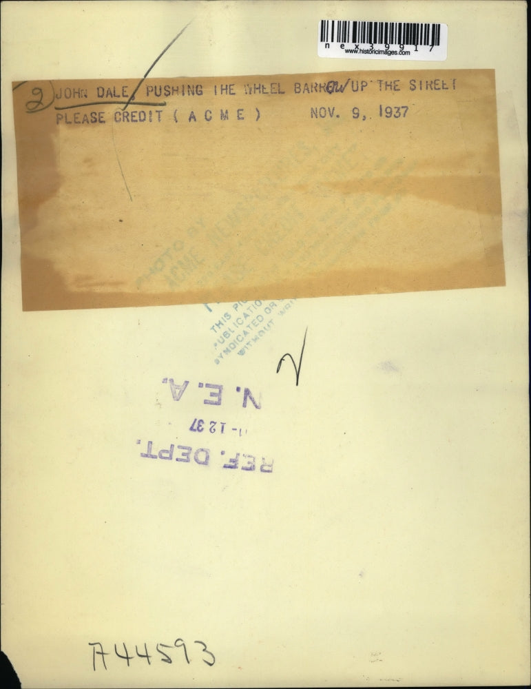 1937 Press Photo John Dale, pushing wheel barrow up the street