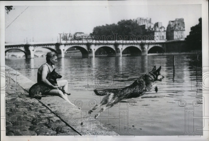 Load image into Gallery viewer, 1952 Press Photo German Shepherd dog leaps into the Seine River in Paris France
