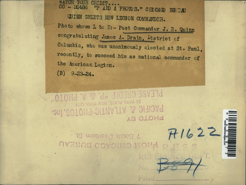 1924 Press Photo JR Quinn congratulating James A Drain of the American Legion