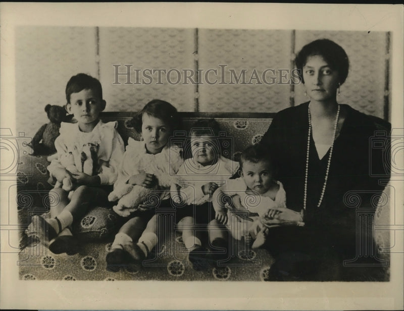 Load image into Gallery viewer, Undated Press Photo The crown Princess Rupprecht with her four children
