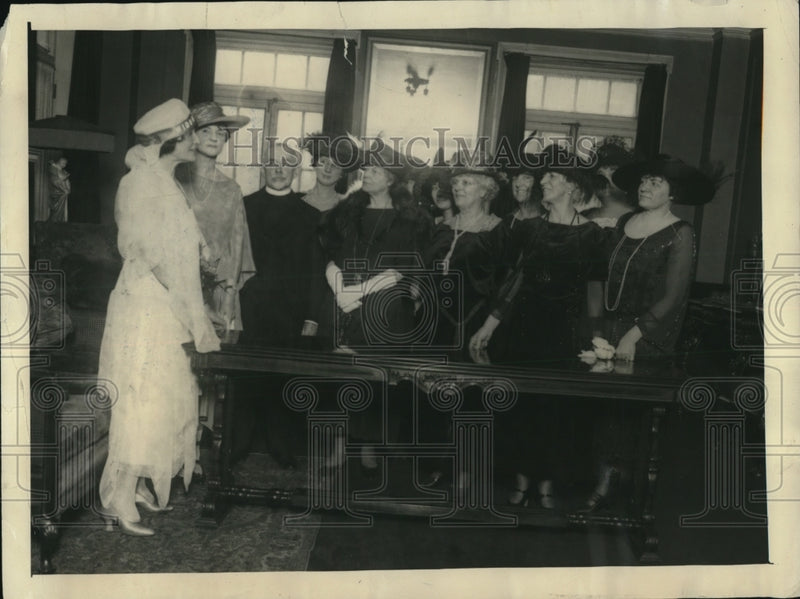 Load image into Gallery viewer, 1922 Press Photo Mrs Frank T Brown, Mrs Leight, Dr Stone, Mrs Robbins Chicago
