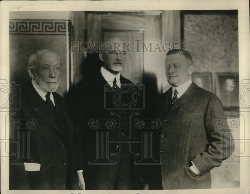Load image into Gallery viewer, 1927 Press Photo Chicago LA Carton Tres Swift &amp; Co, Vice Adm P Bohnecke, MF Smon
