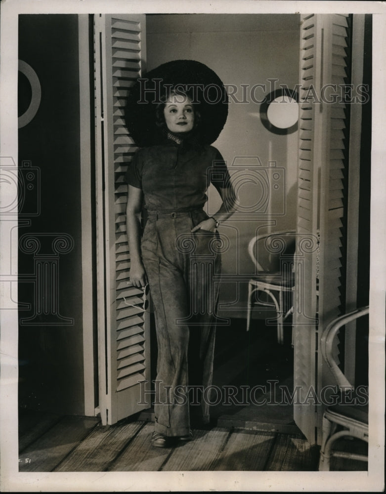 Load image into Gallery viewer, 1939 Press Photo Tailored slacks &amp; suede blouse modeled for beachwear
