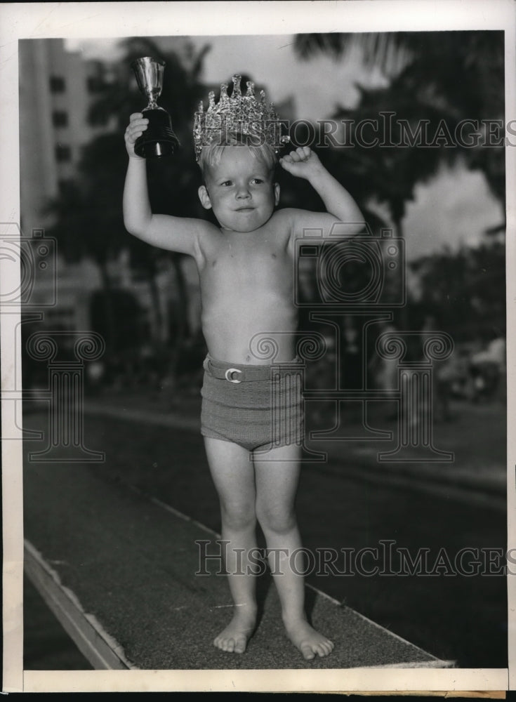 Load image into Gallery viewer, 1946 Press Photo Jimmy Watt won the King at the 1947 National Junior Health Week
