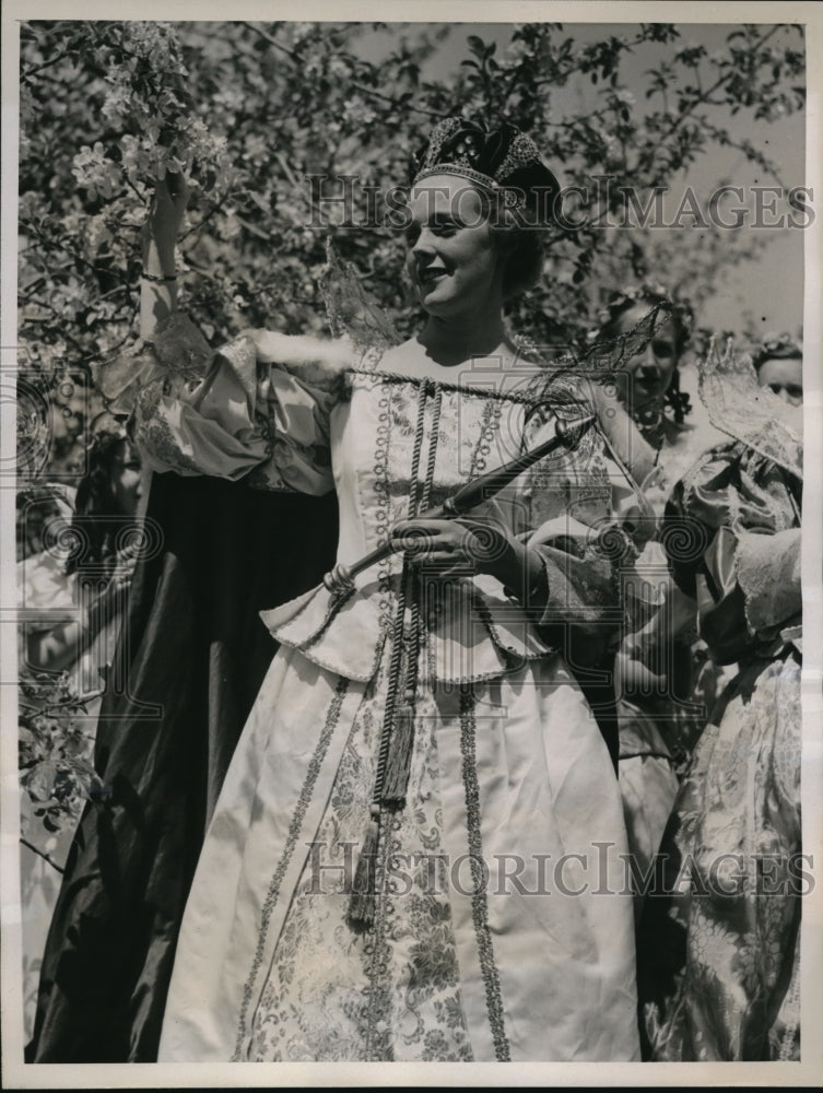 1937 Press Photo Gretchen Bigelow Thomson crowned Queen at the annual Winchester