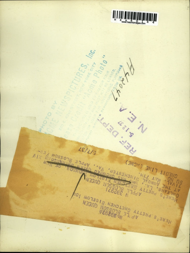 1937 Press Photo Gretchen Bigelow Thomson crowned Queen at the annual Winchester