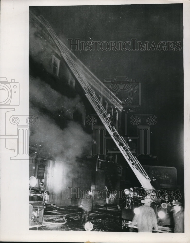 1948 Press Photo Fireman Climb Extension Ladder to Battle Blaze