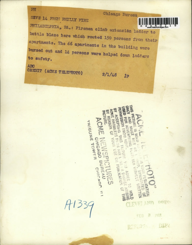 1948 Press Photo Fireman Climb Extension Ladder to Battle Blaze