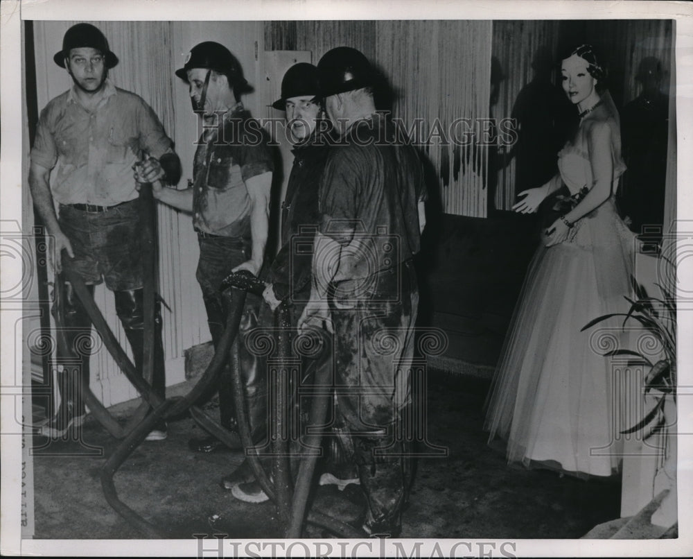 1953 Press Photo Firemen at Hal Lewis dress shop, exterminating the fire