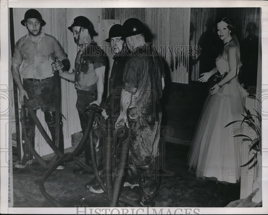 1953 Press Photo Firemen at Hal Lewis dress shop, exterminating the fire