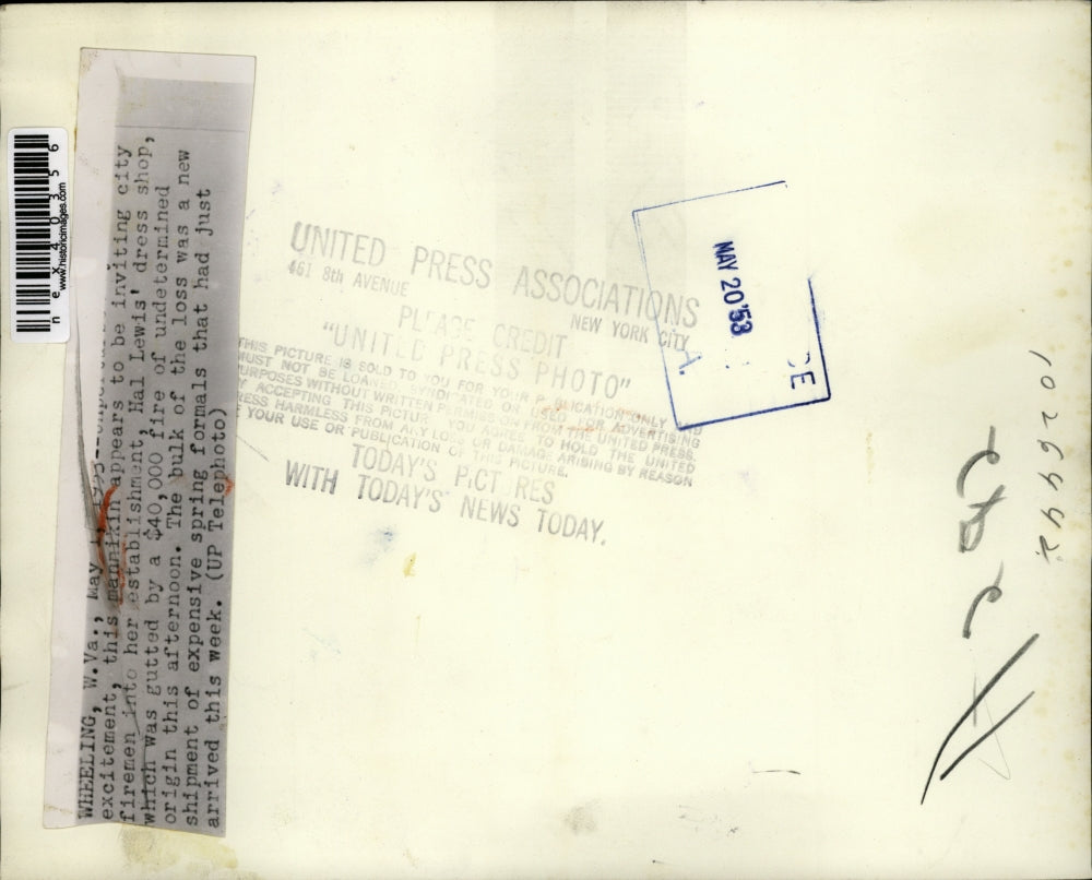 1953 Press Photo Firemen at Hal Lewis dress shop, exterminating the fire