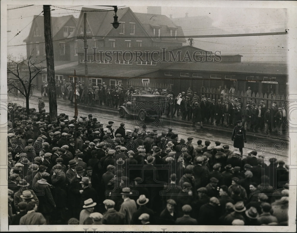 1934 Press Photo Employees of the New York Ship Building Company on strike