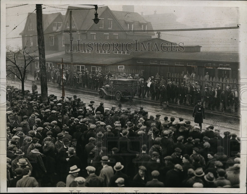 Load image into Gallery viewer, 1934 Press Photo Employees of the New York Ship Building Company on strike
