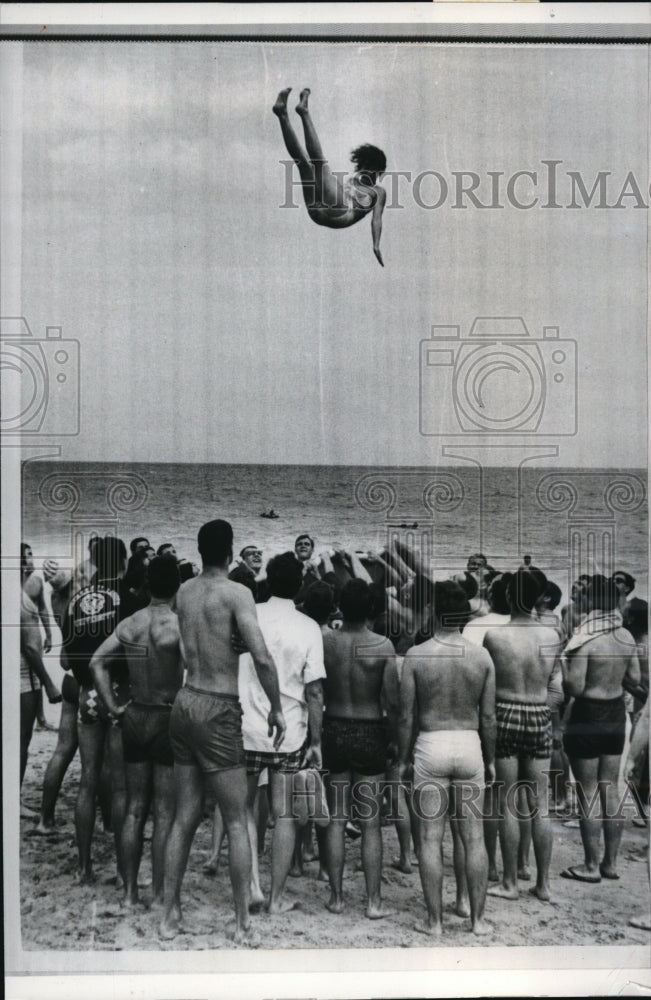 1964 Press Photo Ft Lauderdale Fla College students on Spring Break at the beach