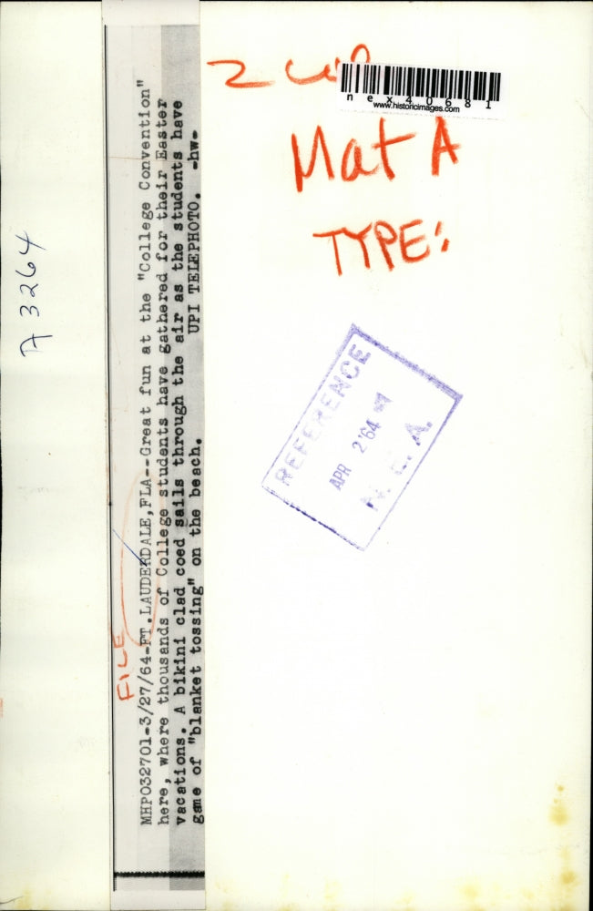 1964 Press Photo Ft Lauderdale Fla College students on Spring Break at the beach