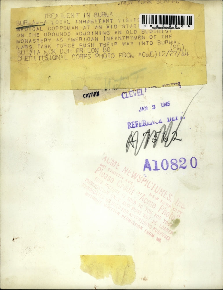 1944 Press Photo Burma medical corpsman at a Buddhist monastery