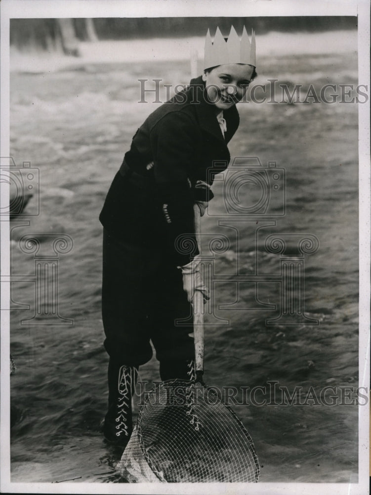 Load image into Gallery viewer, 1935 Press Photo Marian Fisher at Jamboree &amp; fish fry at Escanaba Mich
