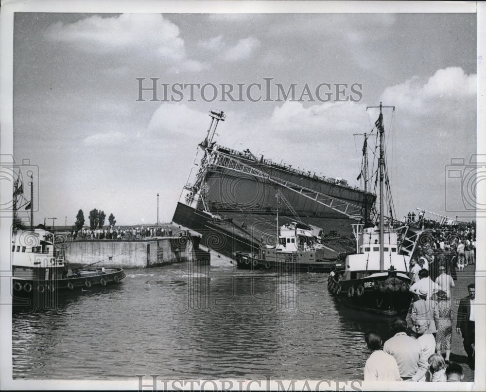 1959 Press Photo 150-Foot Ship Dry Dock, Bremerhaven Germany & Spectators