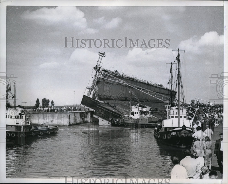 Load image into Gallery viewer, 1959 Press Photo 150-Foot Ship Dry Dock, Bremerhaven Germany &amp; Spectators
