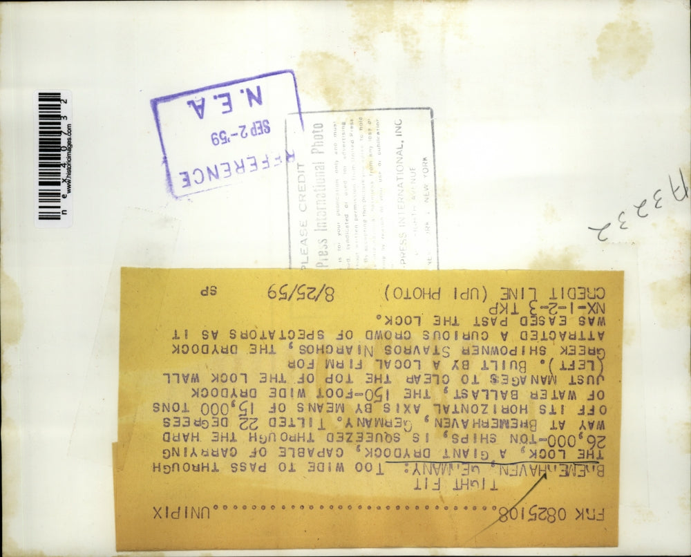 1959 Press Photo 150-Foot Ship Dry Dock, Bremerhaven Germany & Spectators