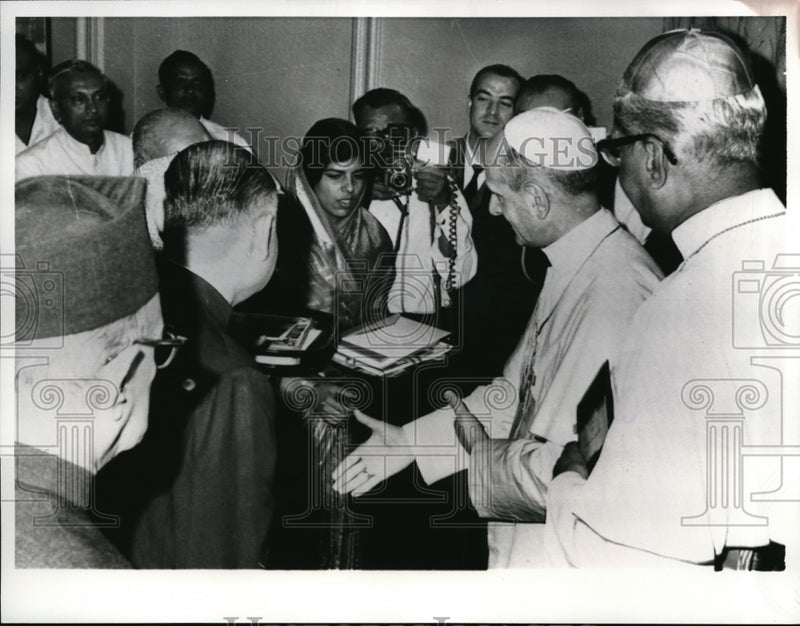 Load image into Gallery viewer, 1964 Press Photo Pope Paul VI, Valerian Cardinal Gracias Greet Indian Royalty
