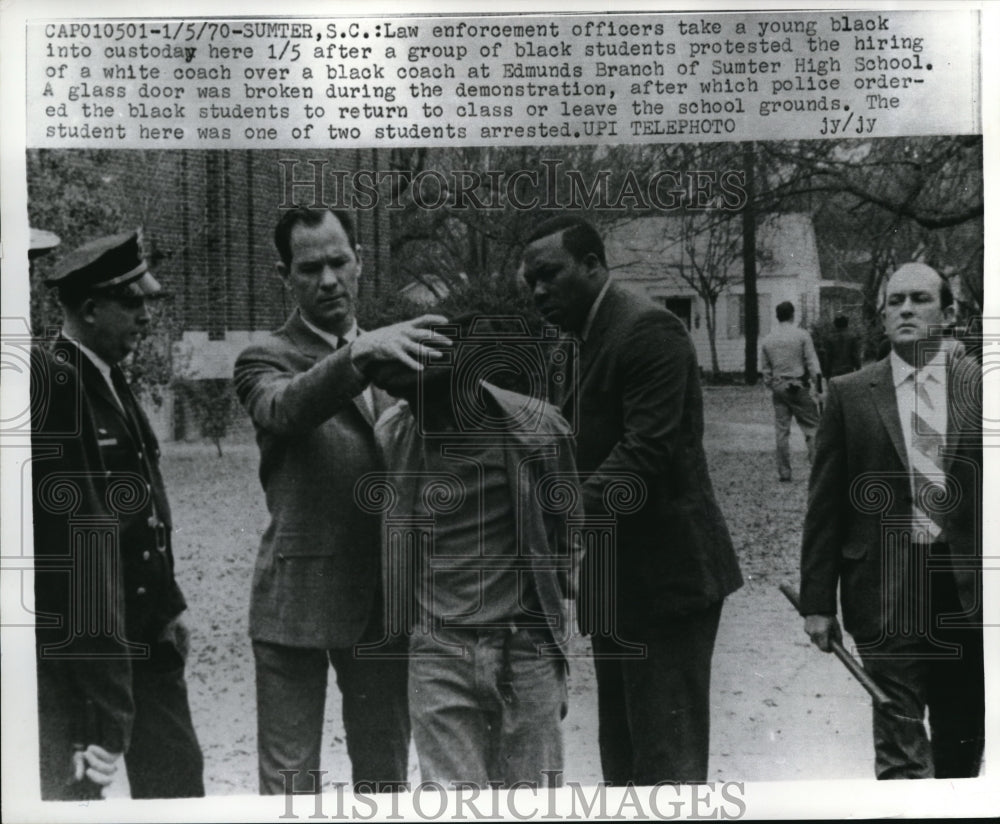 1970 Press Photo Law Enforcement officers take a young Black in custody
