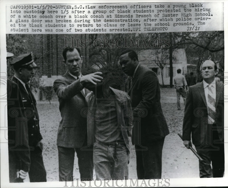 Load image into Gallery viewer, 1970 Press Photo Law Enforcement officers take a young Black in custody
